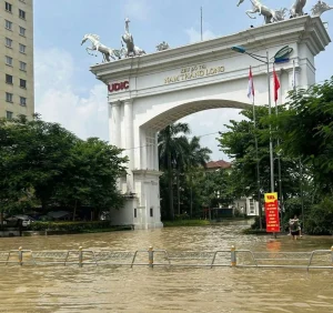 ha noi gap rut xu ly ron ngap ngay canh lotte tay ho 2 edited 1757654470944